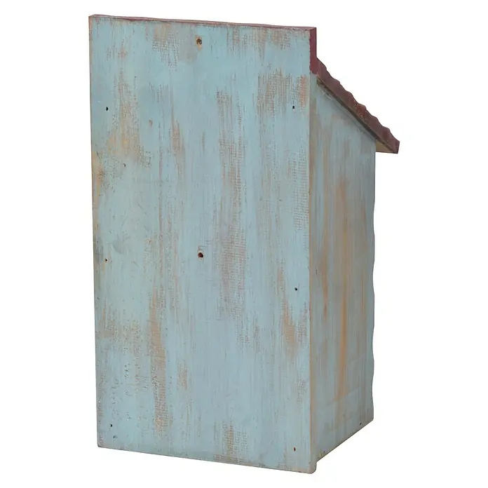 Dobar Nistkasten Blumenmotiv - 15 x 14,5 x 28 cm, Holz, Rot/Blau/Grün - Nahaufnahme eines rustikalen, hellblau gestrichenen Vogelhauses mit abblätternder Farbe und einem Dach aus Terrakotta.
