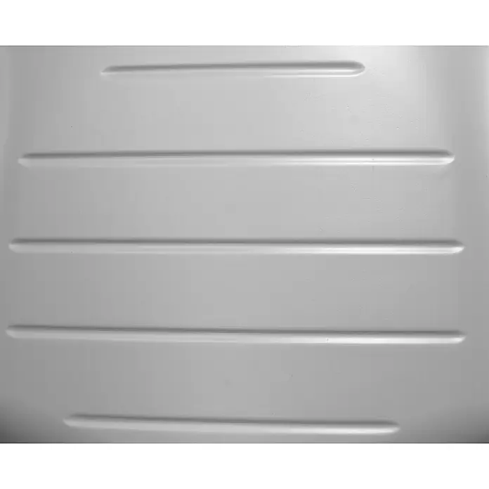 Garantia Basic Line Regentonne Cubus - 1.000 l, Betongrau - Nahaufnahme einer grauen Oberfläche mit horizontalen, erhabenen Linien, die eine subtile Textur erzeugt.