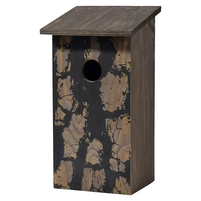 Dobar Nistkasten - 15,5 x 14,5 x 30 cm, Braun, Holz - Dieses Bild zeigt ein hölzernes Vogelhaus mit einem markanten Muster auf der Vorderseite und einem runden Einflugloch für Vögel.