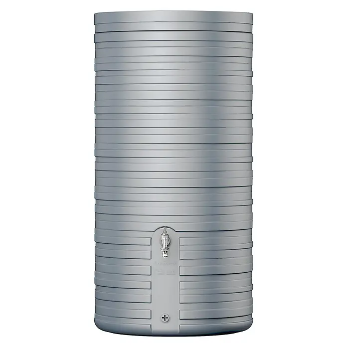 Garantia Classic Line Regenspeicher Nordic - 300 l, Steingrau - Ein Grauer Regenspeicher mit einem Hahn und einer strukturierten Oberfläche. Ideal für die umweltfreundliche Wassergewinnung im Garten.