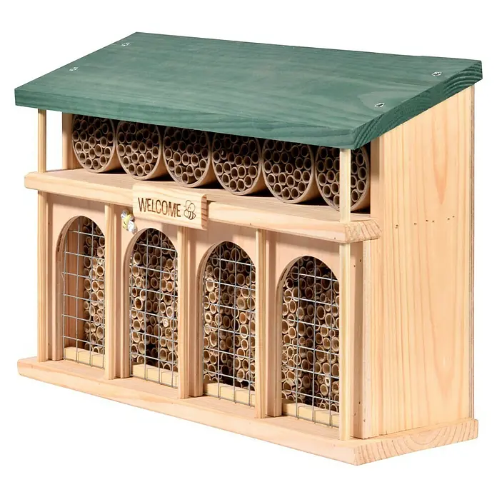 Dobar Insektenhotel Dublin - 44 x 13,5 x 30 cm, Holz, Braun/Grün - Ein hölzernes Insektenhotel mit grünem Dach, das verschiedene Röhren und Gitterfächer zur Förderung der Artenvielfalt bietet.