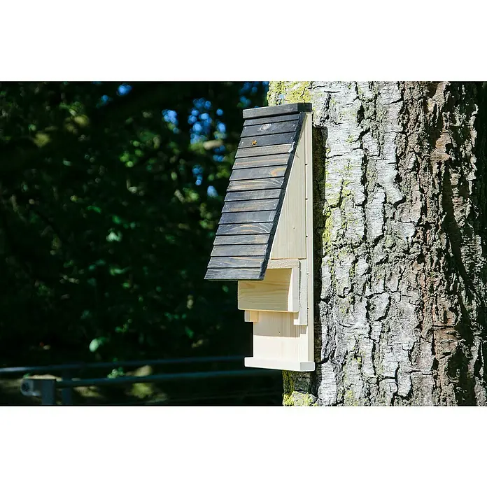 Dobar Fledermauskasten - 20 x 13 x 54 cm, Holz, Braun/Schwarz - Ein hölzernes Fledermausquartier ist an einem Baum befestigt. Es bietet den Fledermäusen einen Unterschlupf und eine Möglichkeit, sich auszuruhen.
