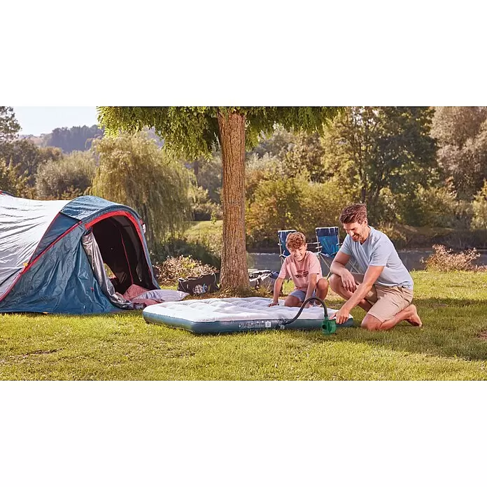 Bosch Power for All 18V Bomba de aire de batería EasyInflate 500 - 18 V, 1 batería - Hombre y niño inflan un colchón de aire de camping con una bomba junto a una tienda.
