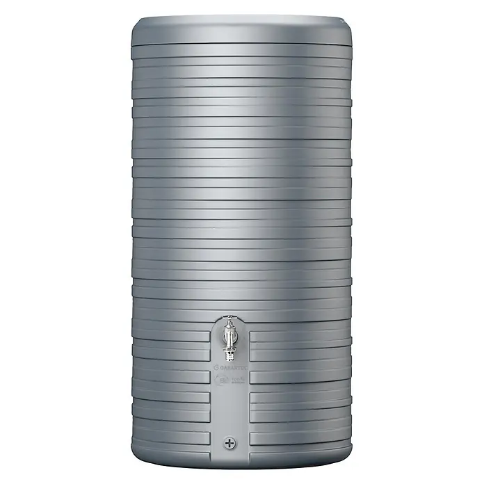 Garantia Classic Line Regenspeicher Nordic 2 in 1 - 300 l, Steingrau - Graue Regentonne mit Wasserhahn und horizontaler Rillenstruktur, ideal für die Gartenbewässerung und umweltfreundliche Wassernutzung.
