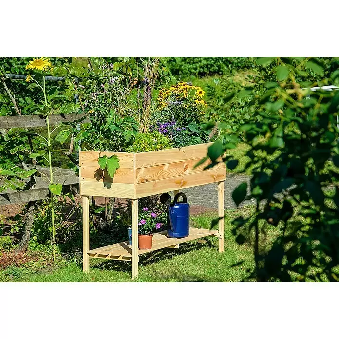 Dobar Hochbeet - L x B x H: 117 x 40 x 78 cm, Holz, Natur - Ein hölzernes Hochbeet gefüllt mit bunten Pflanzen und Blumen, mit einer Ablage für Blumentöpfe und einer blauen Gießkanne, in einem sonnigen Garten.