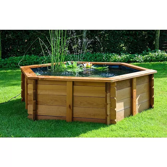 Dobar Hochteich Hexagon - L x B x H: 149 x 128,5 x 40 cm, Braun - Sechseckiger hellbrauner Holz Teich mit Wasserpflanzen, einer rosa Seerose und einem kleinen Wasserbrunnen.