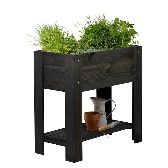 Dobar Hochbeet - L x B x H: 80,3 x 40 x 78,4 cm, Holz, Anthrazit - Das Bild zeigt einen Kräutergarten aus dunklem Holz mit Kräutern, einem Krug, einem Topf und Werkzeugen.