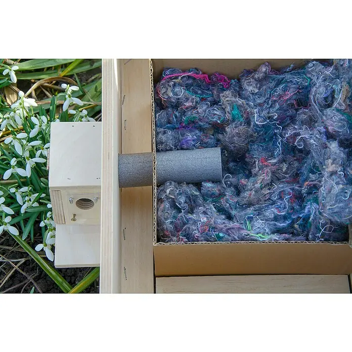 Dobar Nistkasten für Hummeln - L x B x H: 51 x 43 x 36 cm, Braun/Rot, Holz - Nahaufnahme eines Nistkastens mit einer Öffnung, die mit weichem Nistmaterial gefüllt ist, um Vögel anzulocken und ihnen ein Zuhause zu bieten.