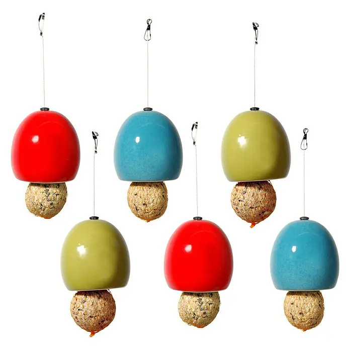 Dobar Futterspender - 9,5 x 9,5 x 9,5 cm, Keramik, Rot/Blau/Grün - Eine Nahaufnahme von bunten Vogelhäuschen mit Samenklumpen, die an einer schwarzen Schnur hängen.