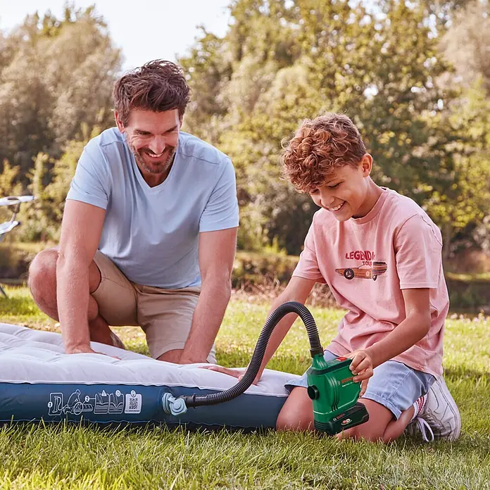 Bosch Power for All 18V Akku-Luftpumpe EasyInflate 18V-500 - 18 V, Ohne Akku - Vater und Sohn pumpen mit der Bosch Akku-Luftpumpe eine Luftmatratze auf. Die grüne Pumpe ist kompakt und leicht zu bedienen für unterwegs.