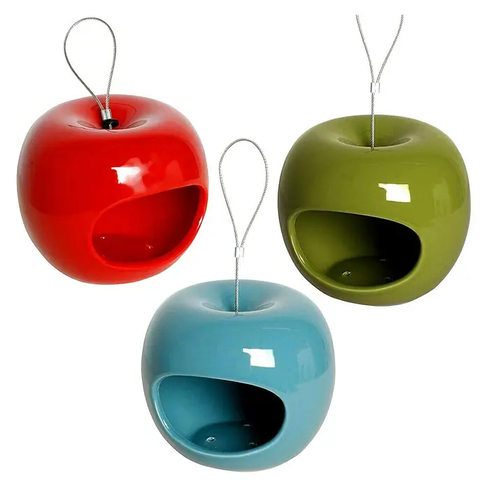 Dobar Futterspender - 14 x 14 x 12 cm, Keramik, Rot/Blau/Grün - Apfelförmige Vogelhäuschen in Rot, Grün und Blau mit Aufhängung aus Metall für den Garten oder Balkon.