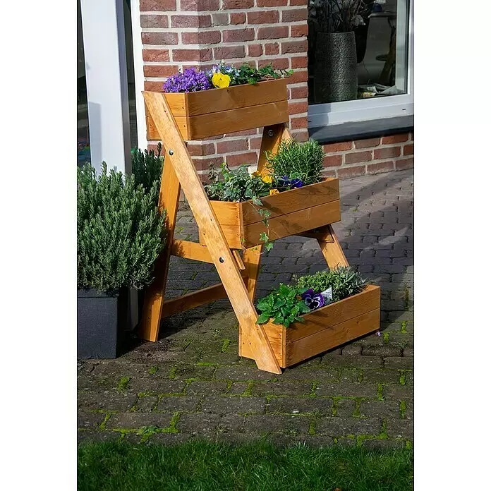 Dobar Pflanzkasten - L x B x H: 60 x 70 x 90 cm, Holz, Braun - Gestuftes Pflanzenregal aus Naturholz mit drei Pflanzkästen, gefüllt mit bunten Blumen und Kräutern, auf einer Terrasse.