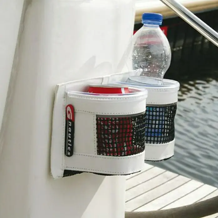 G-Nautics Dosenhalter - Für zwei Dosen, Weiß, Kunststoff - Zwei Getränkehalter mit einem Getränk und einer Wasserflasche auf einem Boot befestigt.