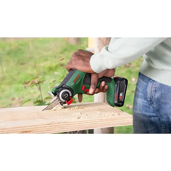 Bosch Power for All 18V NanoBlade-Säge Universal Cut 18V-65 - 18 V, 1 Akku, 2,5 Ah, 0 U/min - 8.000 U/min - Nahaufnahme einer Bosch Universalsäge beim Schneiden eines Holzstücks, mit Fokus auf Präzision und Benutzerfreundlichkeit des Werkzeugs.