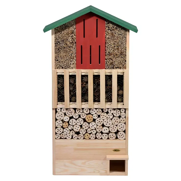 Dobar Insektenhotel - 58 x 30 x 110 cm, Holz, Braun/Grün/Rot - Ein großes Insektenhotel aus Holz mit verschiedenen Füllmaterialien, wie Bambusrohren und Tannenzapfen, bietet vielen Insekten Unterschlupf.