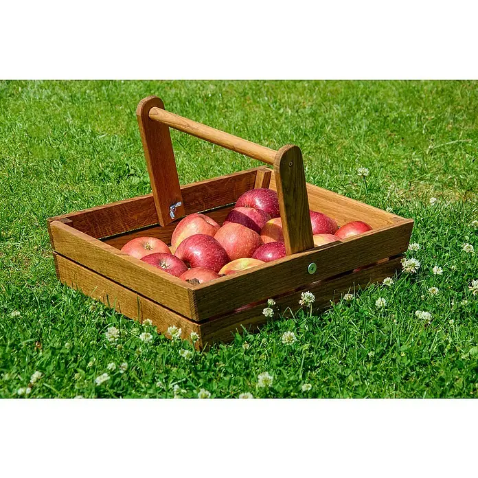 Dobar Gartenkorb - L x B x H: 42,5 x 31,5 x 12,6 cm - Ein rustikaler Holzkorb, gefüllt mit saftigen, roten Äpfeln, steht inmitten eines grünen Rasens voller Klee.
