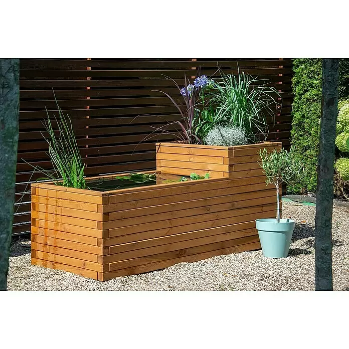 Dobar Hochteich Superb - L x B x H: 180 x 78 x 80 cm, Braun - Mehrstufiger Holzpflanzkasten mit integriertem Teich und Pflanzen in einer Gartenumgebung.