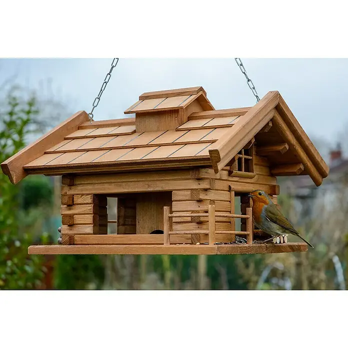 Dobar Vogelfutterhaus Appenzell - L x B x H: 37 x 37 x 26 cm, Braun, Holz - Ein detailreiches Vogelhaus mit Ziegeldach und einem kleinen Rotkehlchen, das auf der Futterplattform sitzt.