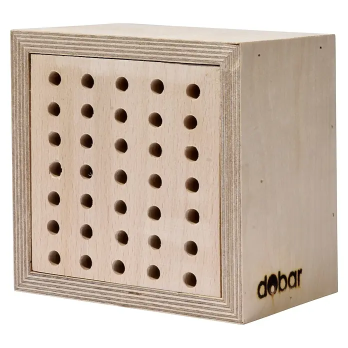 Dobar Insektenhotel - L x B x H: 45 x 15 x 31 cm, Natur - Ein Holzwürfel mit zahlreichen runden Löchern auf der Vorderseite, möglicherweise ein Insektenhotel oder ein dekoratives Element, mit dem Schriftzug "dobar" auf der Seite.
