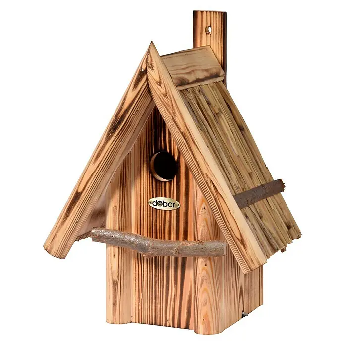 Dobar Nistkasten - 26 x 19 x 33 cm, Holz, Braun - Dieses Bild zeigt ein Vogelhaus aus Holz mit einem markanten Dach und einer kleinen Stange als Landeplatz für Vögel.