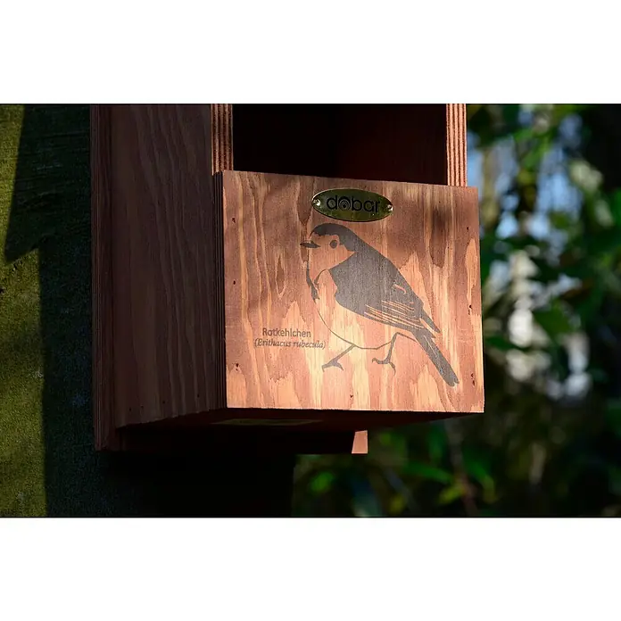 Dobar Nistkasten - L x B x H: 17 x 18 x 32 cm, Braun, Holz - Dieses Bild zeigt ein hölzernes Nistkasten mit einem Rotkehlchenaufdruck und dem "dohar"-Logo, befestigt an einem Baumstamm.
