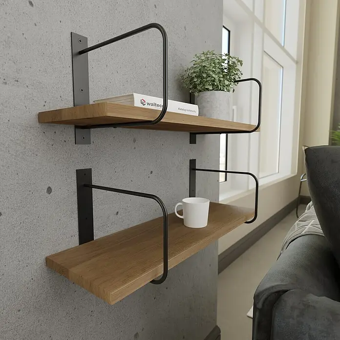 Walteco Wandkonsole Bend - L x H: 230 x 230 mm, Belastbarkeit: 30 kg, Schwarz, Stahl - Zwei Holzregale mit schwarzen Metallhalterungen an einer grauen Wand, das obere Regal mit Buch und Pflanze, das untere mit einer Tasse.