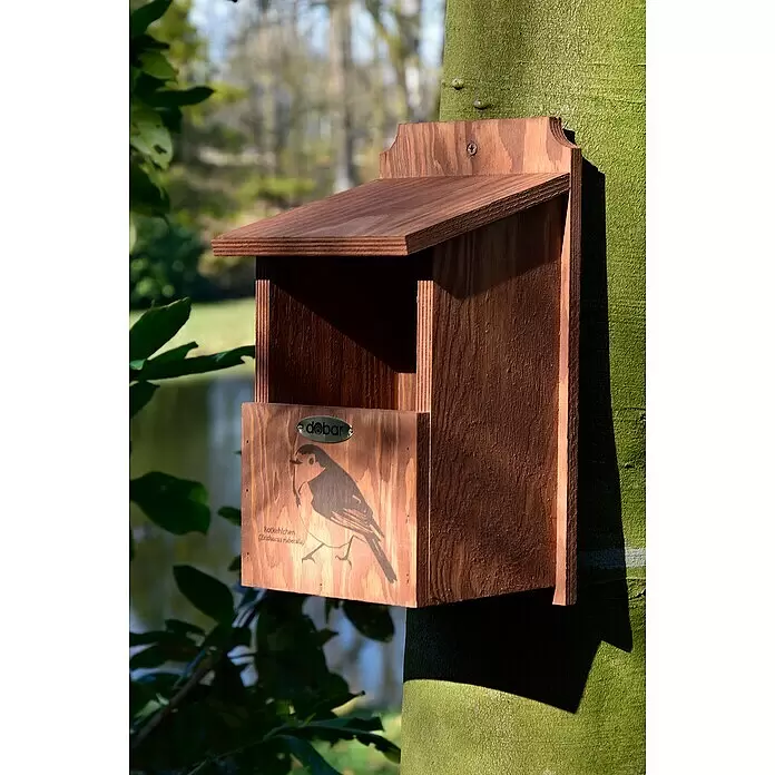 Dobar Nistkasten - L x B x H: 17 x 18 x 32 cm, Braun, Holz - Dunkelbrauner Nistkasten aus Holz mit Rotkehlchen-Illustration, an einem Baum befestigt.