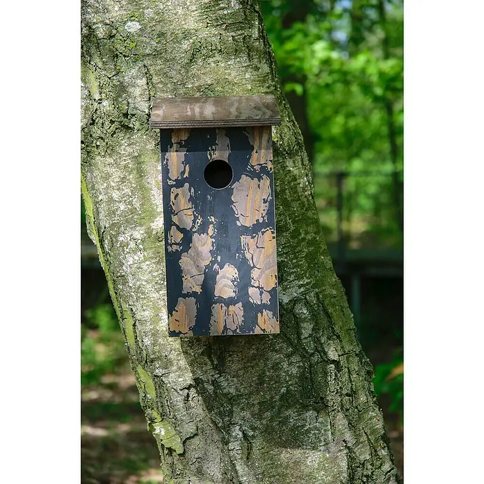 Dobar Nistkasten - 15,5 x 14,5 x 30 cm, Braun, Holz - Ein dekoratives Vogelhaus mit rundem Einschlupfloch hängt an einem Baumstamm im Wald und bietet ein sicheres Zuhause für Vögel.