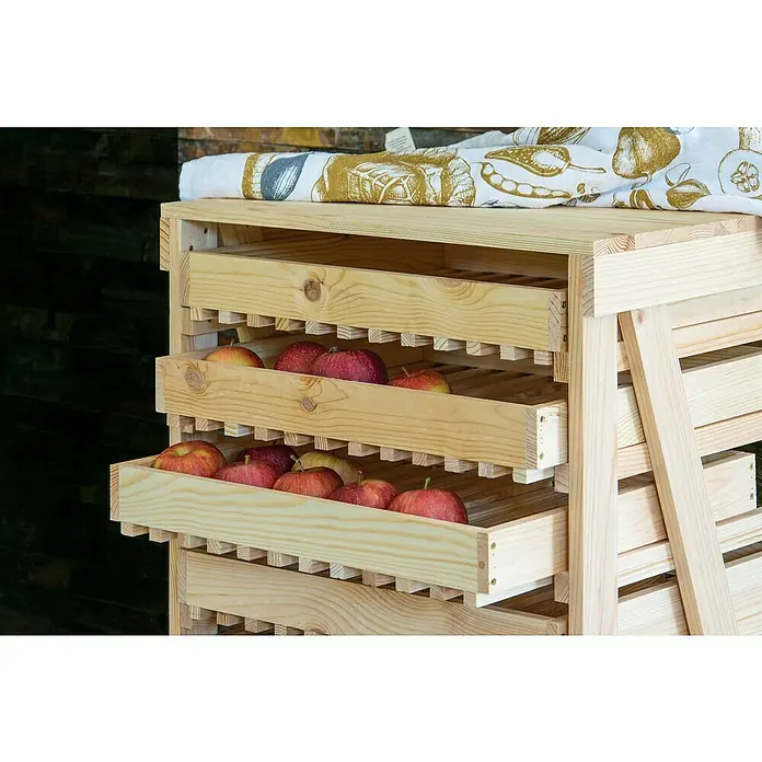 Dobar Kartoffel- & Obsthorde - L x B x H: 51 x 40,5 x 70,5 cm - Das Foto zeigt einen hölzernen Apfelregal mit Schubladen, die mit reifen Äpfeln gefüllt sind, ideal für die Lagerung von Obst.