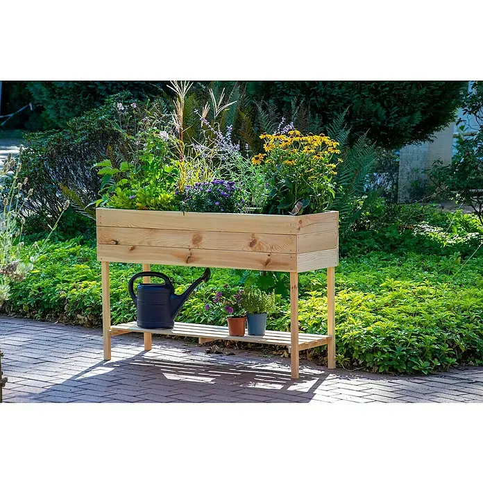 Dobar Hochbeet - L x B x H: 117 x 40 x 78 cm, Holz, Natur - Ein hölzernes Hochbeet mit bunten Blumen, einer Gießkanne und kleinen Blumentöpfen auf einem Regal im Garten.