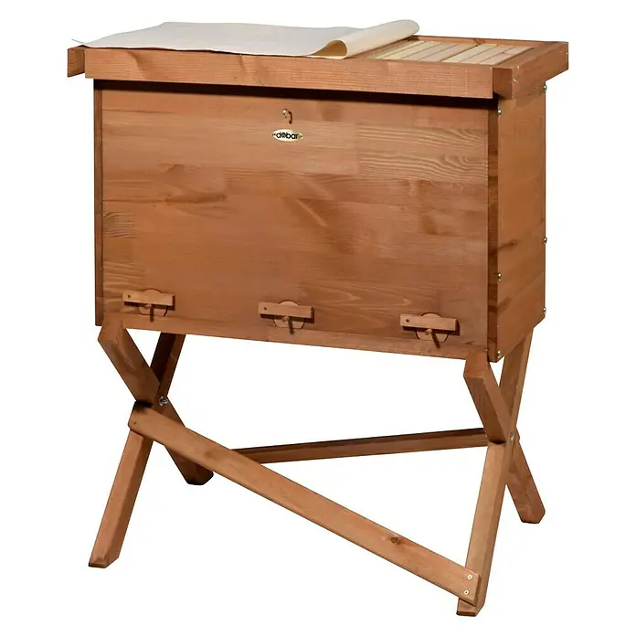Dobar Bienenkiste - 87 x 55 x 99 cm - Ein Bienenstock aus Holz auf einem Ständer, bedeckt mit einem Tuch, mit drei Eingängen und dem "debar"-Logo.