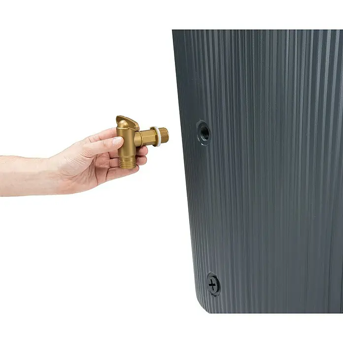 4rain Regenspeicher Vaso Decor 2in1 - 220 l, Graphite grey - Nahaufnahme eines Regentonnenhahns in Gold, der von einer Hand gehalten wird, bereit zur Montage an einer grauen Regentonne.