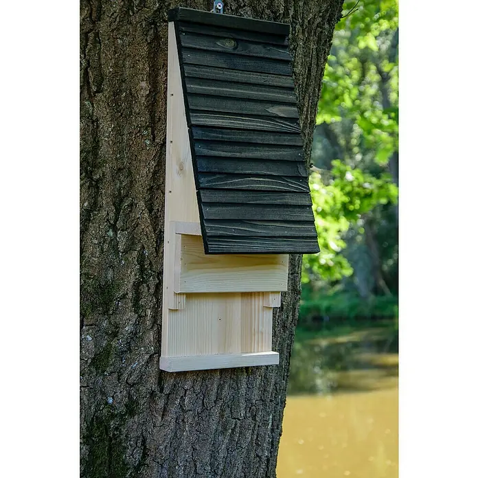 Dobar Fledermauskasten - 20 x 13 x 54 cm, Holz, Braun/Schwarz - Fledermauskasten an einem Baum befestigt, bietet Unterschlupf für Fledermäuse und fördert die Artenvielfalt im Garten.