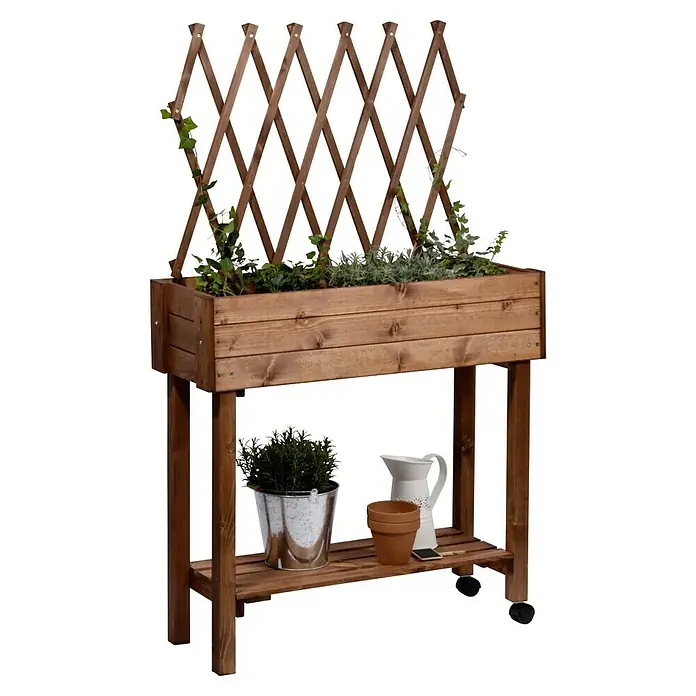 Dobar Hochbeet - L x B x H: 79 x 28,5 x 130 cm, Holz, Braun - Ein brauner, hölzerner Pflanztisch mit Spalier, der mit Grünpflanzen und Gartengeräten dekoriert ist. Der Tisch verfügt über Rollen für einfachen Transport.