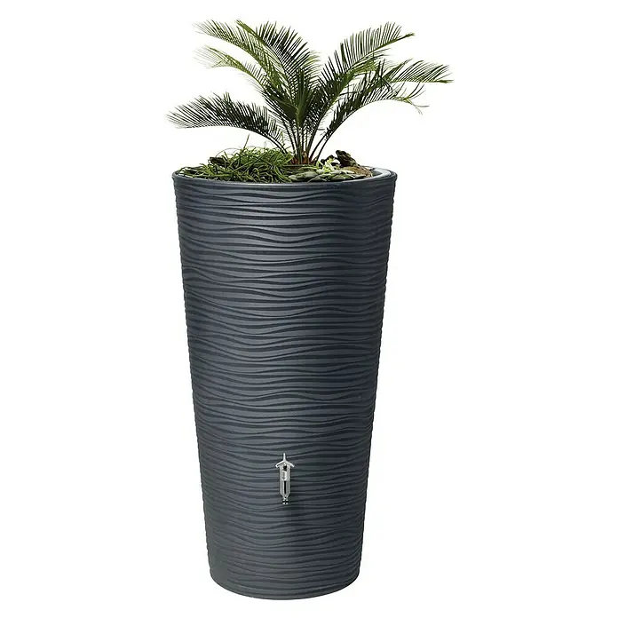 Garantia Modern Line Regenspeicher Natura 2 in 1 - 210 l, Graphite grey - Dunkelgrauer Regenspeicher mit gewellter Oberfläche und Auslaufhahn, bepflanzt mit einer Zamiapalme und dekorativem Grün.