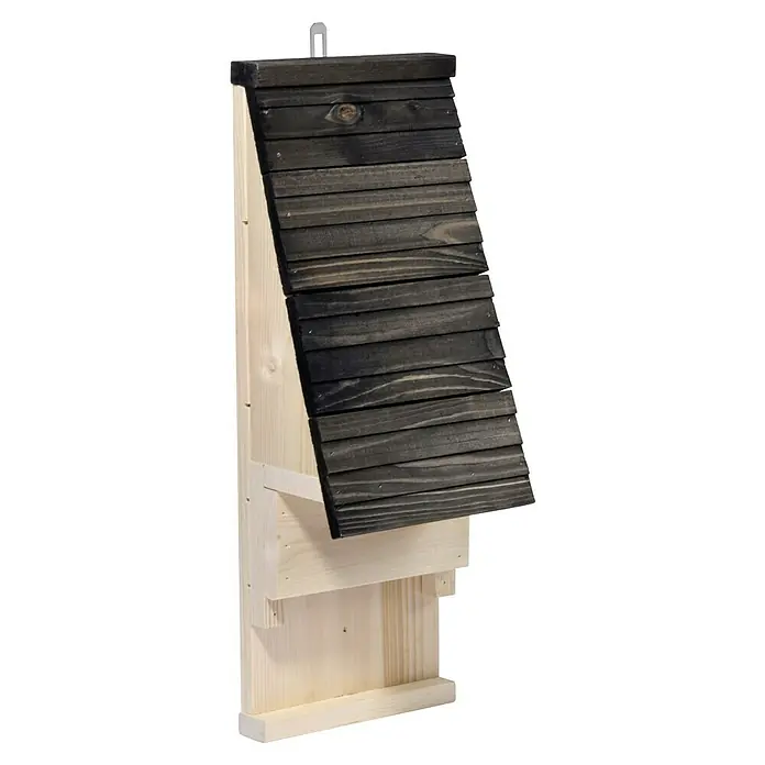 Dobar Fledermauskasten - 20 x 13 x 54 cm, Holz, Braun/Schwarz - Eine Fledermaushöhle aus Holz mit einem schrägen, dunklen Dach und hellem Holz für den Körper, ideal als sicherer Unterschlupf.