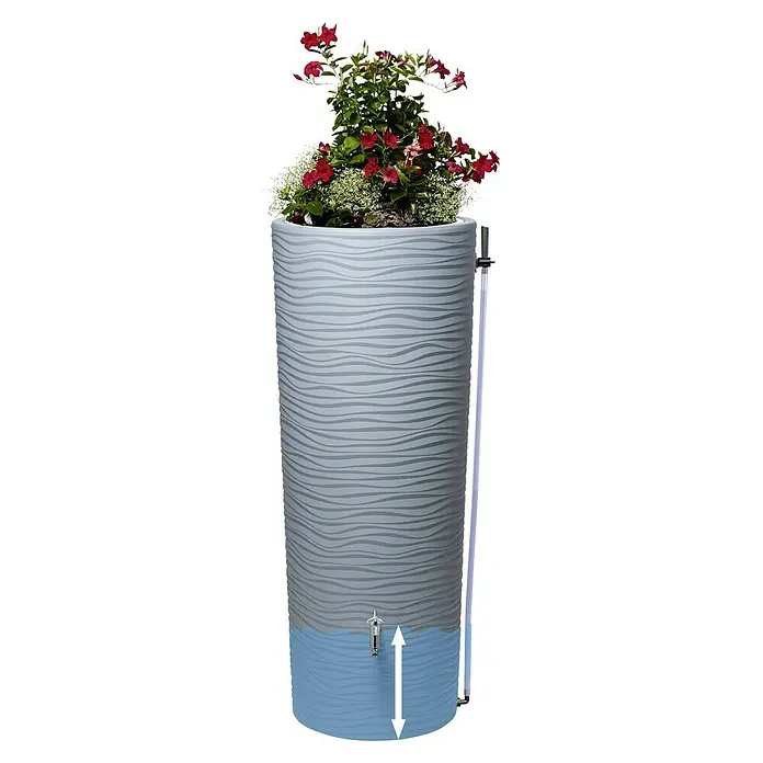 Garantia Entnahme-Set Aqua-Go - ¾″ - Der hohe, graue Regenspeicher mit Wellenmuster und Blumen bepflanzt ist eine attraktive und nützliche Ergänzung für jeden Garten.