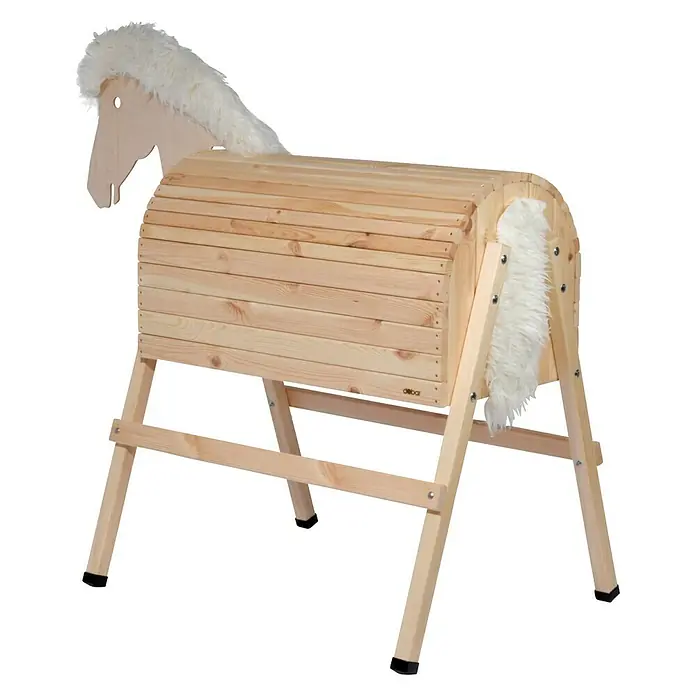 Dobar Holzpferd Bravido - L x B x H: 139 x 78 x 146 cm, Altersempfehlung: 3 Jahre - Detailaufnahme eines hölzernen Spielpferds mit weicher Mähne und Schweif, das auf einem stabilen Holzgestell steht und zum fantasievollen Spielen einlädt.