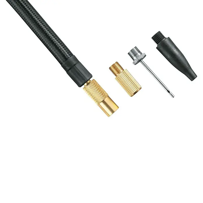 Bosch Power for All 18V Akku-Luftpumpe UniversalPump - 18 V, 1 Akku - Eine Nahaufnahme eines Fahrradpumpenschlauchs und verschiedener Düsenaufsätze.