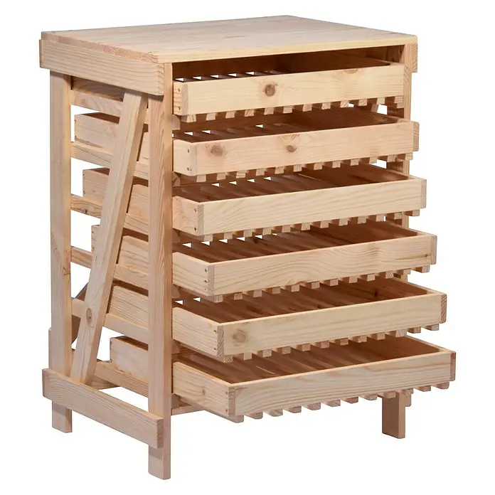 Dobar Kartoffel- & Obsthorde - L x B x H: 51 x 40,5 x 70,5 cm - Das Bild zeigt einen hölzernen Trocknungsschrank mit offenen Regalen zur Lebensmittelaufbewahrung. Ideal für die natürliche Konservierung.