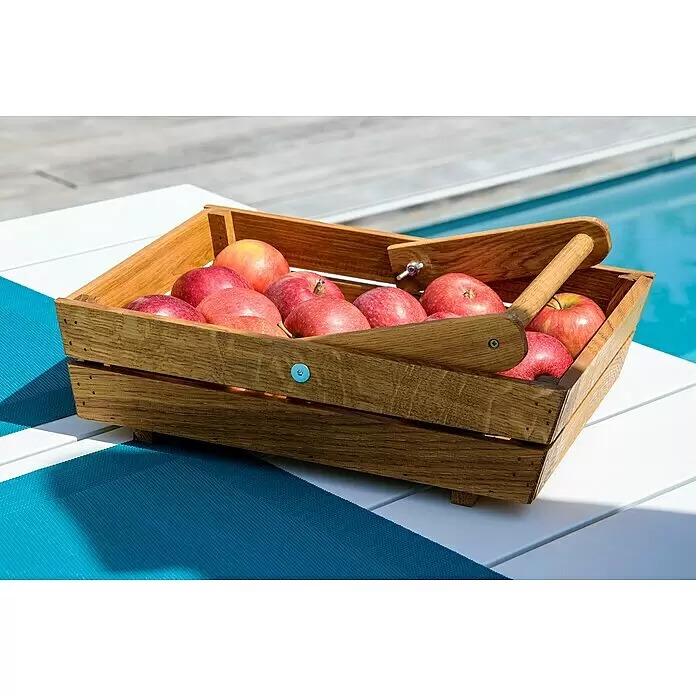 Dobar Gartenkorb - L x B x H: 42,5 x 31,5 x 12,6 cm - Holzkiste gefüllt mit roten Äpfeln auf einem weißen Tisch mit blauem Platzset am Pool.