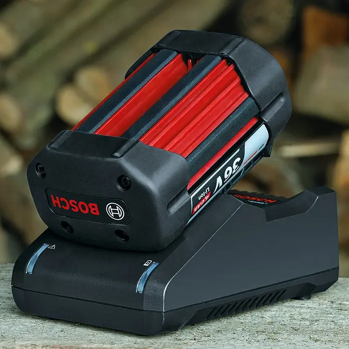 Bosch Power for All 36V Cargador de baterías - 36 V, Específico para: Baterías de 36 V 2 Ah / 4 Ah - Batería Bosch 36V Li-Ion en un cargador. La batería es roja y negra, el cargador es negro con indicadores LED azules.