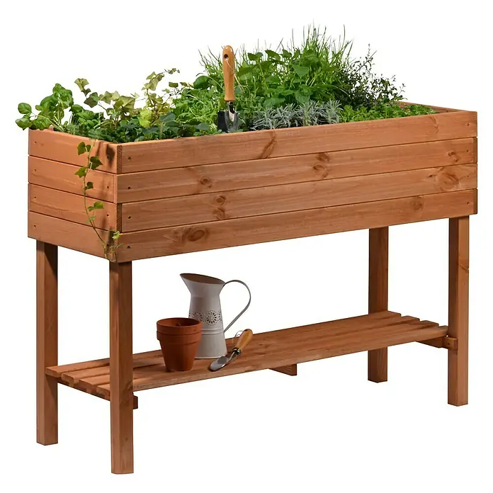Dobar Hochbeet - L x B x H: 117 x 40 x 80 cm, Holz, Braun - Abgebildete ist ein Hochbeet aus Holz mit Pflanzen, einer Kanne, einem Topf und einer Schaufel auf einem Regal.