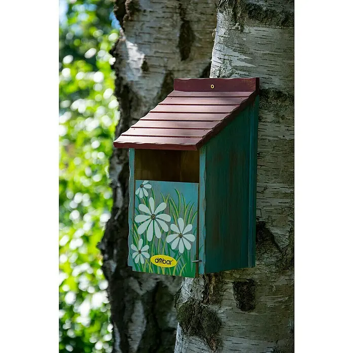 Dobar Nistkasten Blumenmotiv - 15 x 14,5 x 28 cm, Holz, Rot/Blau/Grün - Ein blaugrünes Vogelhaus mit blumigem Dekor und rotem Dach hängt an einem Baum, eine einladende Unterkunft für gefiederte Freunde.
