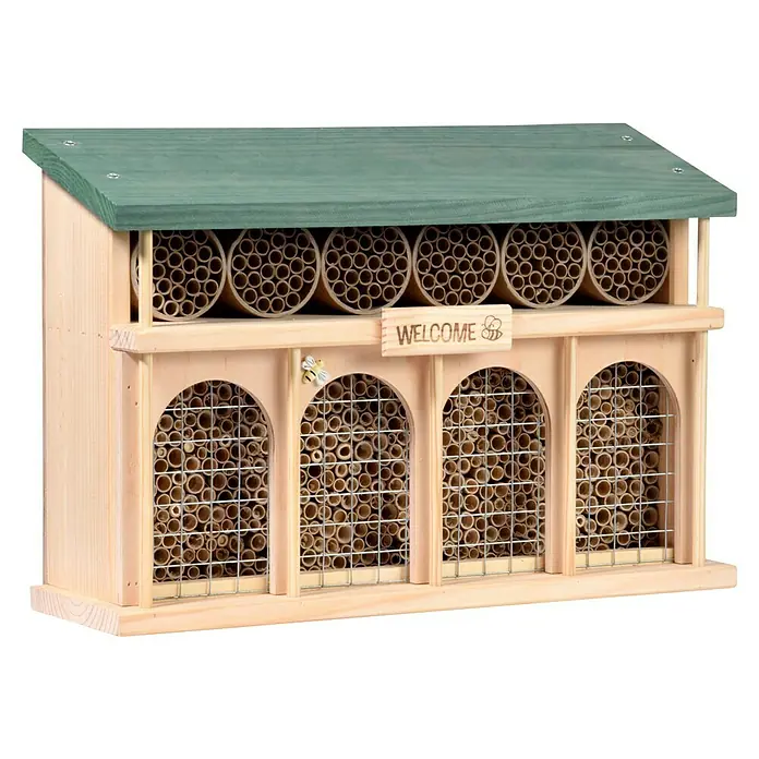 Dobar Insektenhotel Dublin - 44 x 13,5 x 30 cm, Holz, Braun/Grün - Nahaufnahme eines hölzernen Insektenhotels mit grüner Bedachung, gefüllt mit Röhrchen und Bambus, einladend für Wildbienen und Insekten.