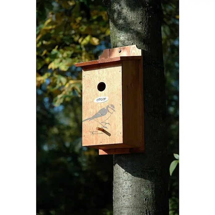 Dobar Nistkasten - L x B x H: 16 x 16 x 32 cm, Braun, Holz - Holzvogelhaus mit dem Aufdruck einer Blaumeise an einem Baumstamm befestigt, bietet Vögeln ein sicheres Zuhause im Garten.