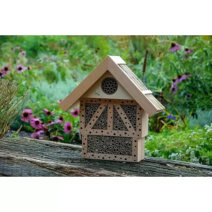 Dobar Insektenhotel Monschau - L x B x H: 37,5 x 15 x 38,5 cm, Natur - Insektenhotel aus Holz mit Bambusröhren, Giebeldach und Bienendekoration, auf einem Baumstamm im Garten.