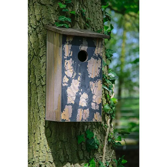 Dobar Nistkasten - 15,5 x 14,5 x 30 cm, Braun, Holz - Ein kunstvoll bemaltes Vogelhaus, das an einem Baum befestigt ist, bietet einen sicheren Unterschlupf für gefiederte Freunde.