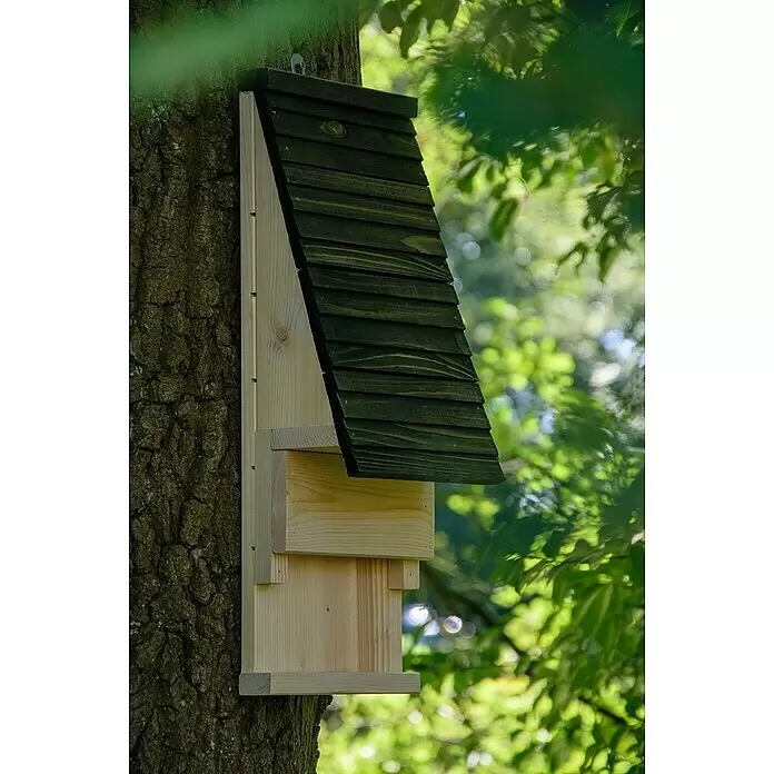 Dobar Fledermauskasten - 20 x 13 x 54 cm, Holz, Braun/Schwarz - Ein heller Fledermauskasten aus Holz mit dunklem Schindeldach, an einem Baumstamm.