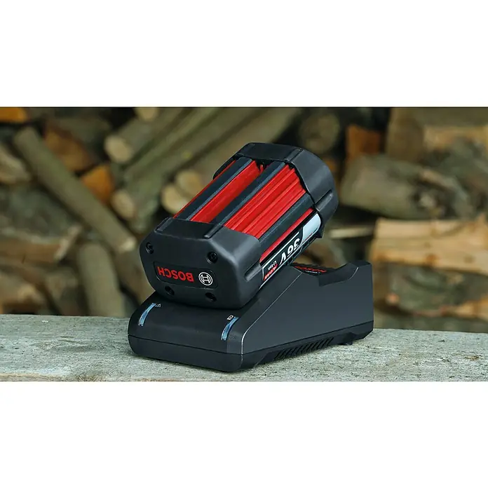 Bosch Power for All 36V Cargador de baterías - 36 V, Específico para: Baterías de 36 V 2 Ah / 4 Ah - El cargador de batería Bosch de 36V con una batería en primer plano, ideal para herramientas y equipos de jardín.